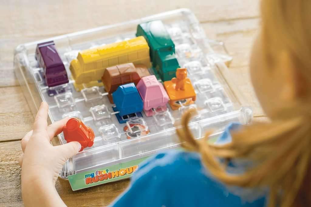 ThinkFun 76412 - My first Rush Hour - Das bekannte Stau-Spiel für Kinder ab 3 Jahren, Logikspiel für 1 Spieler, mit Aufgaben für Anfänger und Experten